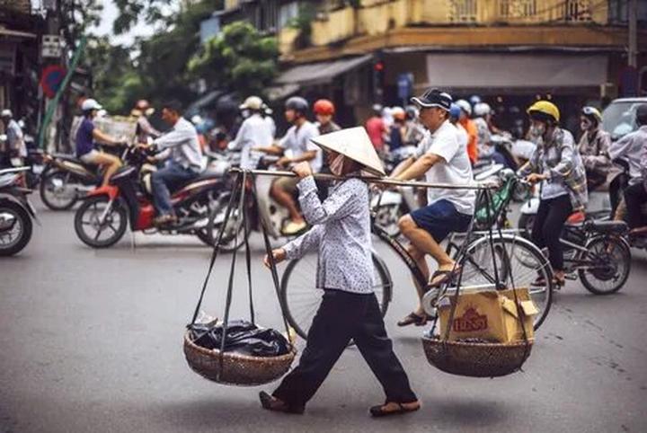Gỗ và Video: Kết nối nghệ thuật truyền thống với công nghệ hiện đại